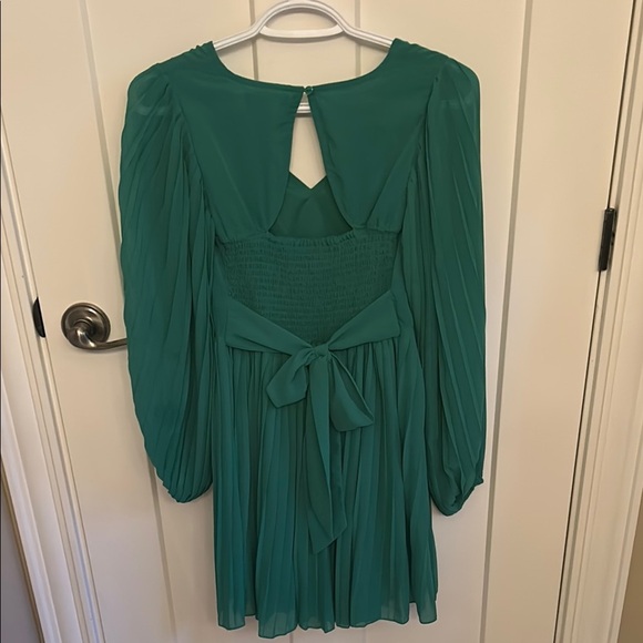 Jessica Simpson Green Pleated V-Neck  Dress with Bishop Sleeves - Picture 5 of 6